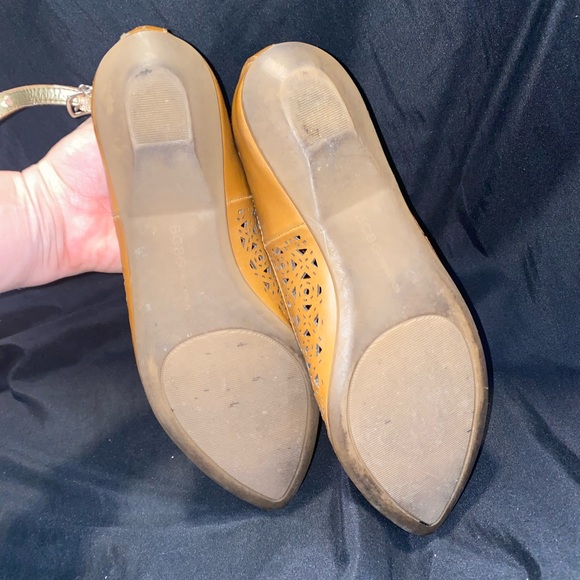 Tan bcbgeneration flats - Picture 2 of 5